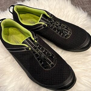 Clarks Slip On Bungee Sneaker- Women’s Size 9